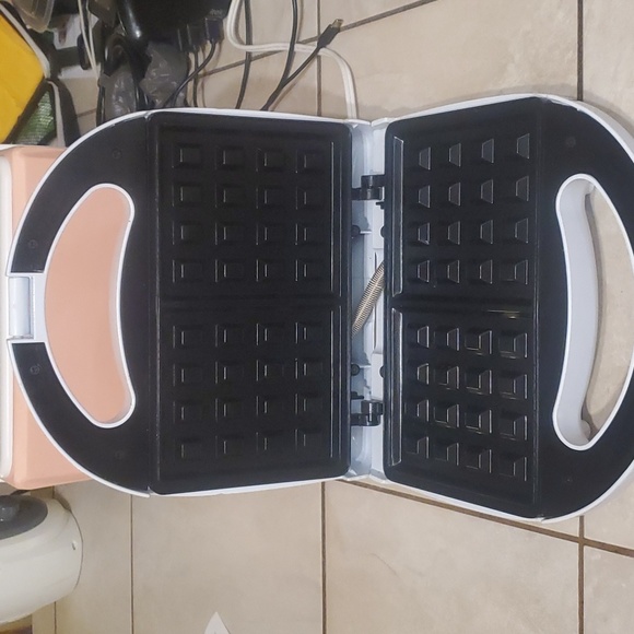 Better Chef 4 Waffle Maker - Picture 2 of 4